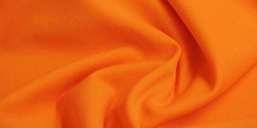 Sportbekleidung für Damen, Herren und Kinder in orange