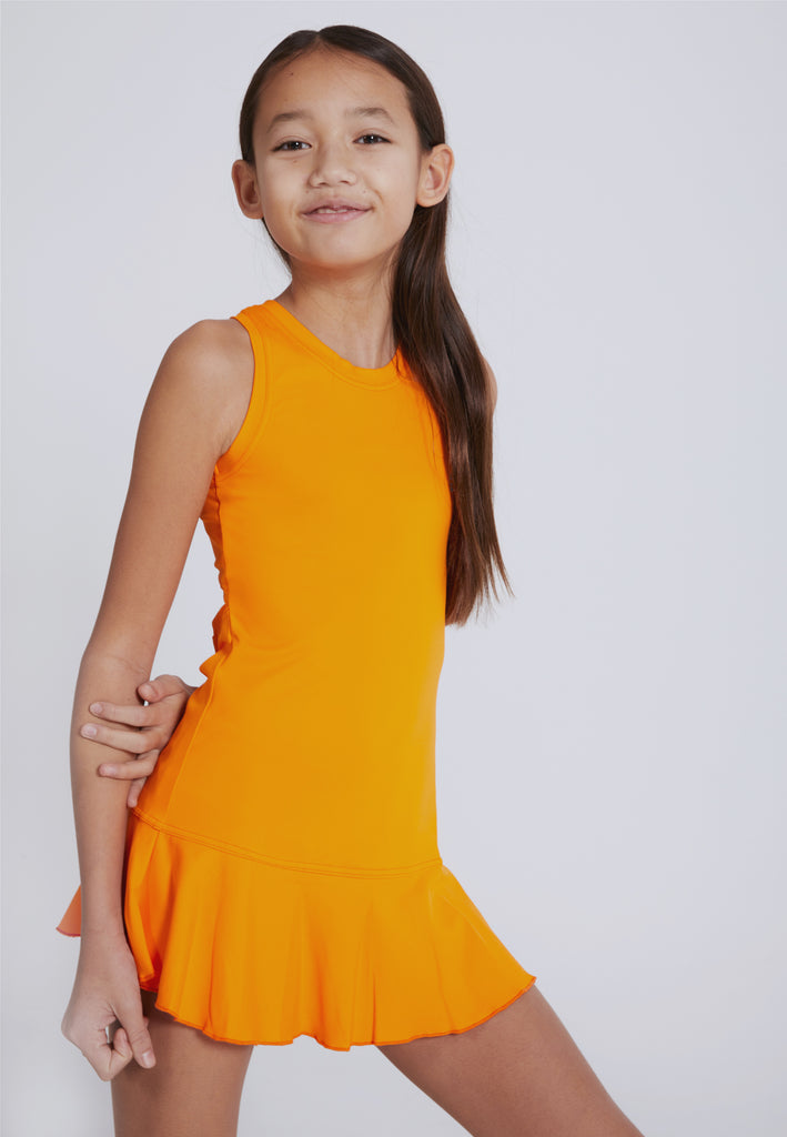 Mädchen im Orangenen Performance Kleid