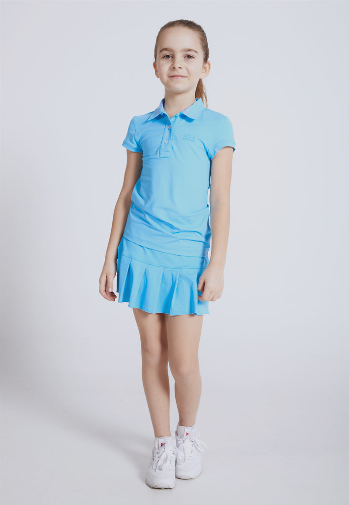 Mädchen in hellblau farbenen Tennis Outfit
