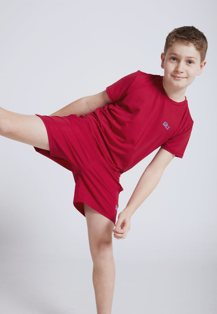 Junge im Ton in Ton Sportkind Putfit in bordeaux rot