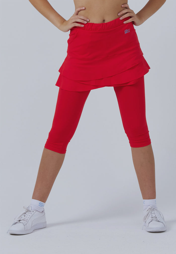 Beine von einem Mädchen im rotem Sportkind Outfit