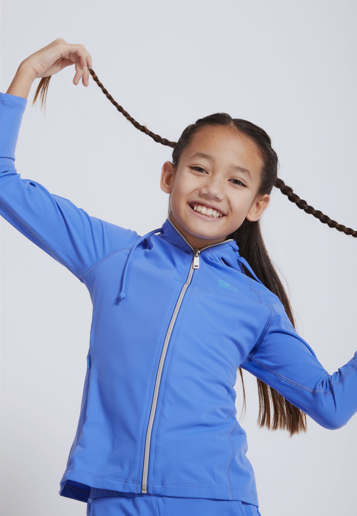 achende Kind in kornblumenblauer Joggingjacke für Damen und Mädchen