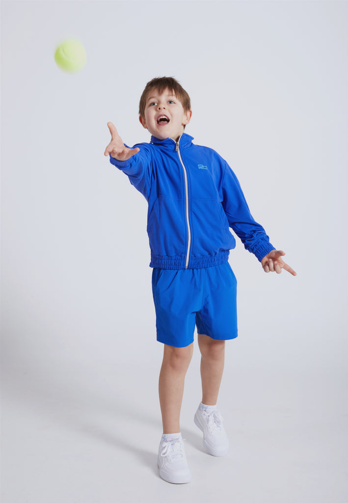 Junge in blauer Sportkind Jogging jacke